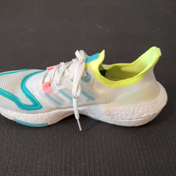 Adidas Ultraboost 22 - Picture 5 of 8